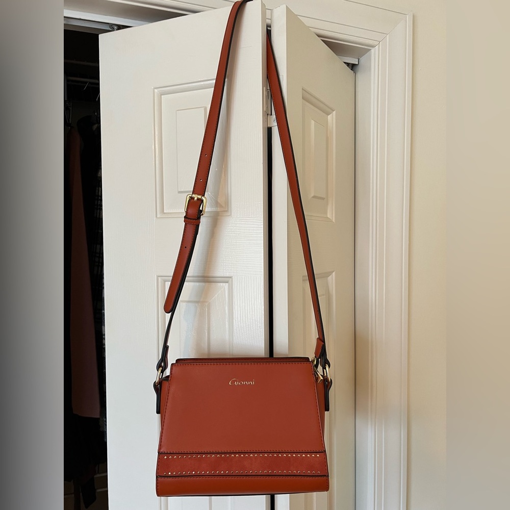 Gionni hand bag. Brand new. Never used. Beautiful color.